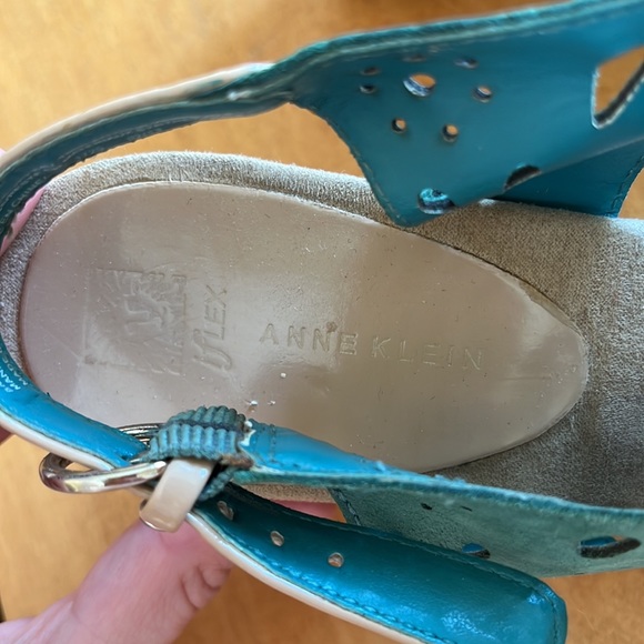 🦚Anne Klein Floral Cut Out Wedges - Picture 6 of 7